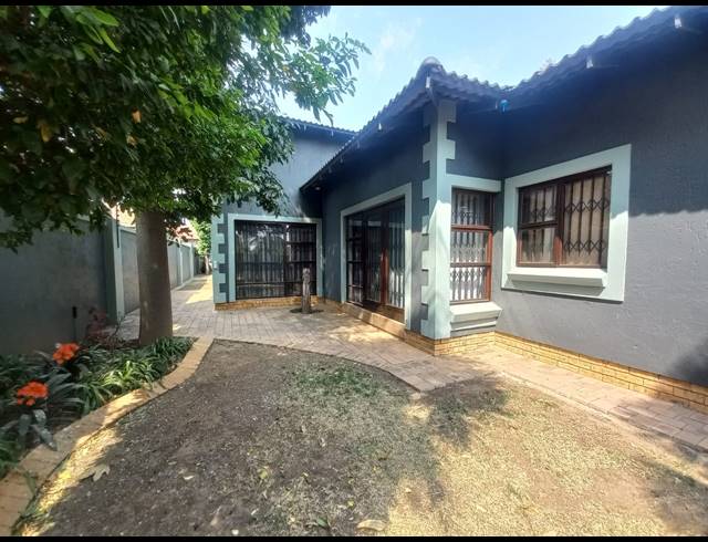 3 BEDROOM HOUSE TO LET IN SONNEVELD